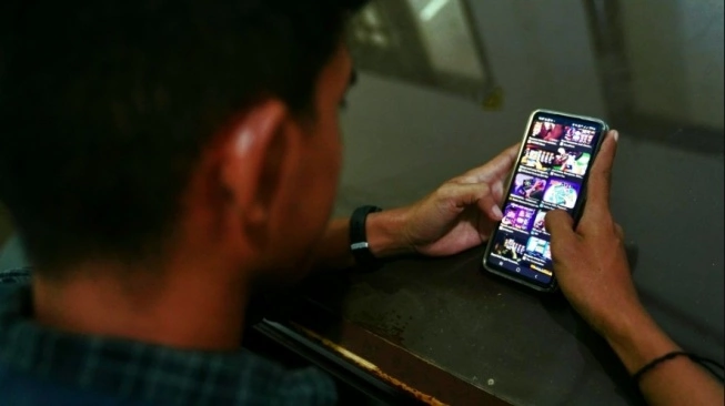 sdtoto.id, Jakarta – Otoritas Jasa Keuangan (OJK) mengungkap bahwa banyak anak muda berusia 26-35 tahun terjebak dalam judi online. Kepala Eksekutif Pengawas Perilaku Pelaku Usaha Jasa Keuangan, Edukasi, dan Pelindungan Konsumen OJK