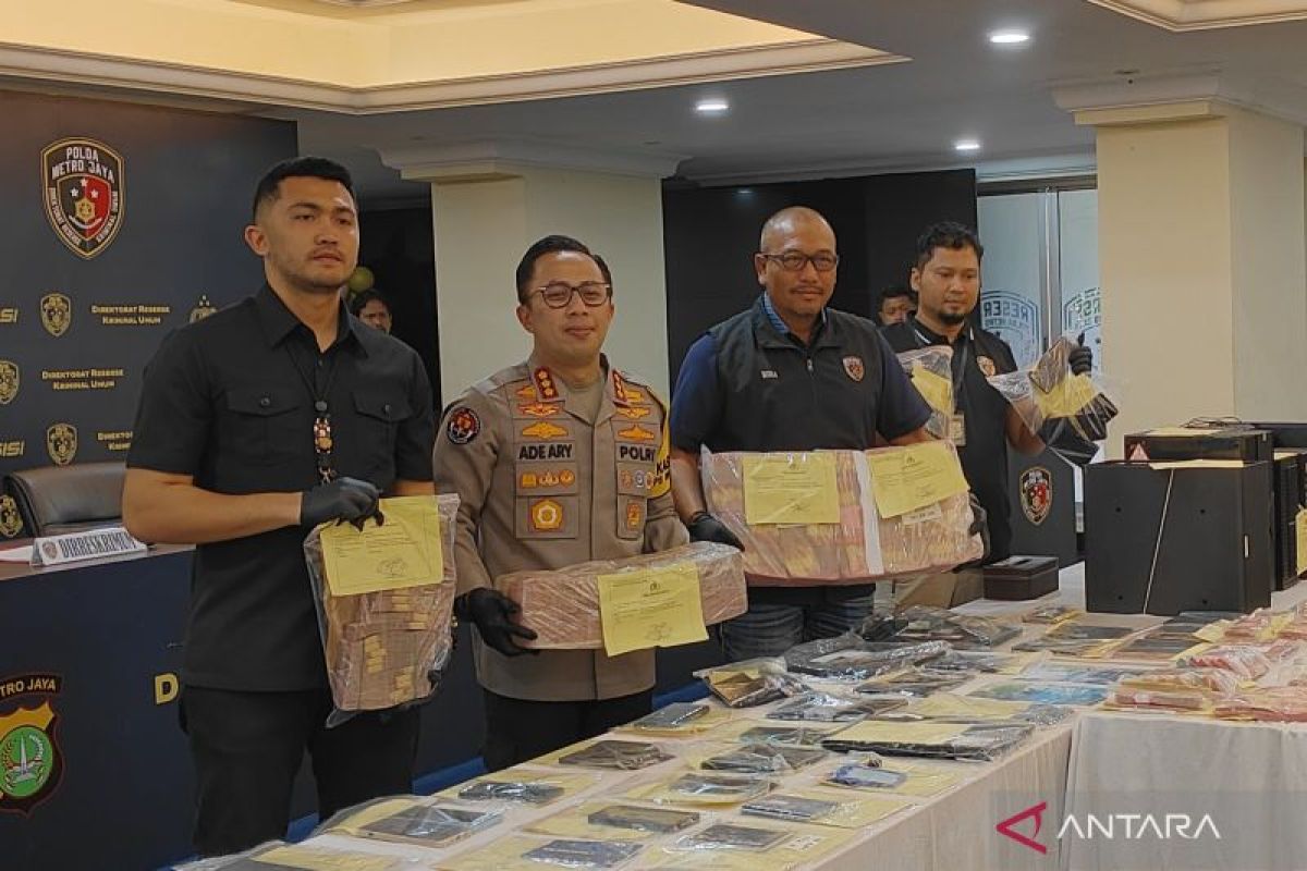 Dalam beberapa hari terakhir, berita kriminalitas kembali mencuat dan menjadi perhatian publik. Kasus yang paling mencolok meliputi meningkatnya aktivitas judi online, insiden tragis yang melibatkan ART (Asisten Rumah Tangga) yang nekat loncat dari lantai tiga, serta berbagai tindak kejahatan lainnya yang menunjukkan adanya tantangan serius dalam menjaga keamanan dan ketertiban di masyarakat.
